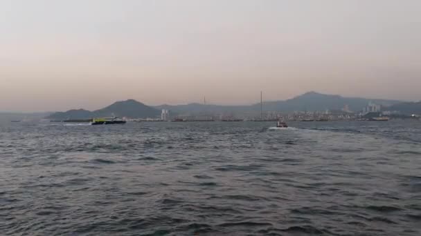 Barcos Navegando Hacia Stonecutters Bridge Cerca Isla Hong Kong Hong — Vídeos de Stock