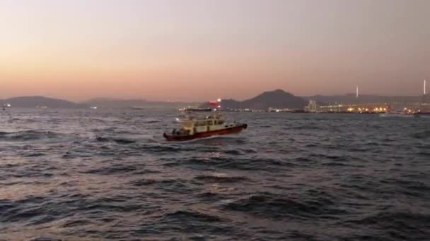 船载着昂船洲大桥在香港黄昏巡航 — 图库视频影像
