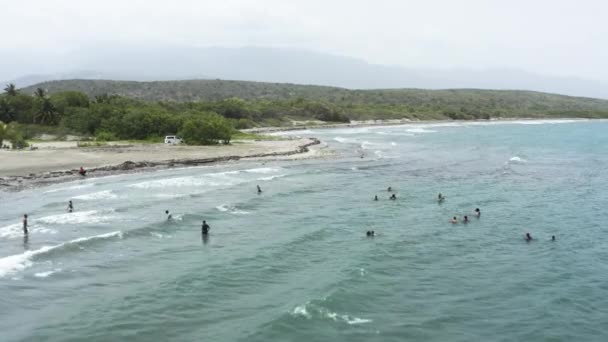 Aerial Lidé Plavání Pláži Monte Rio Dominikánská Republika Vpřed Výstřel — Stock video