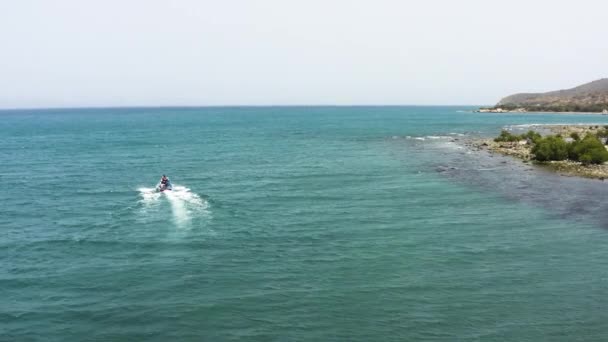 Aerial スピードボートの人 モンテ リオのビーチ ドミニカ共和国 円パン — ストック動画
