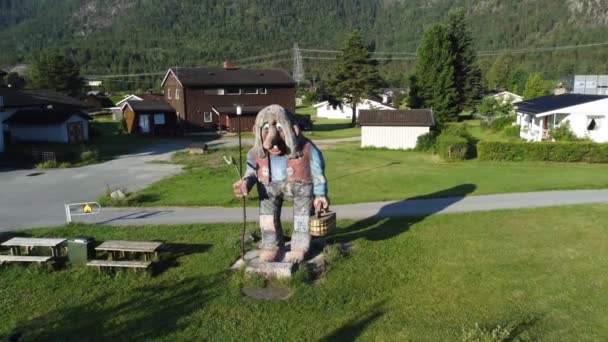 Norweski Drewniany Troll Posąg Wzdłuż Drogi Fv7 Flaa Hallingdal Obracanie — Wideo stockowe