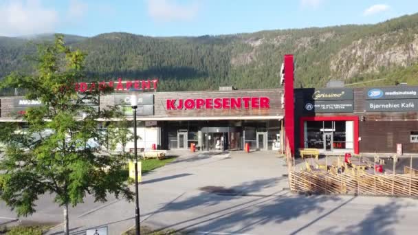 Bjorneparken Einkaufszentrum Flaa Norwegen Sonniger Tag Aufstieg Antenne Hinter Baum — Stockvideo