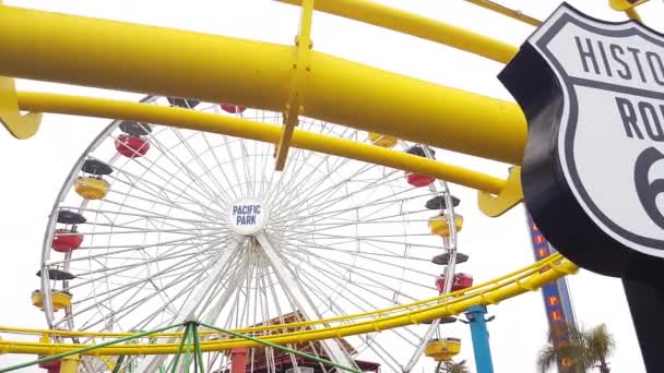 Santa Monica Pier Ferris Wheel Rollercoaster Historic Route Sign Close — Vídeo de Stock
