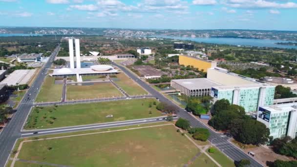 ブラジリア ブラジルのビューは 2022大統領選挙の前に 背景に湖と 政府機関 外国事務所や大統領宮殿を示しています — ストック動画