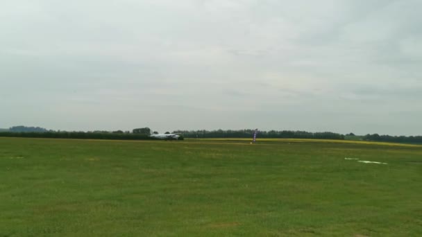 Avião Pequeno Curto Descolou Uma Pista Gramada Inglaterra — Vídeo de Stock