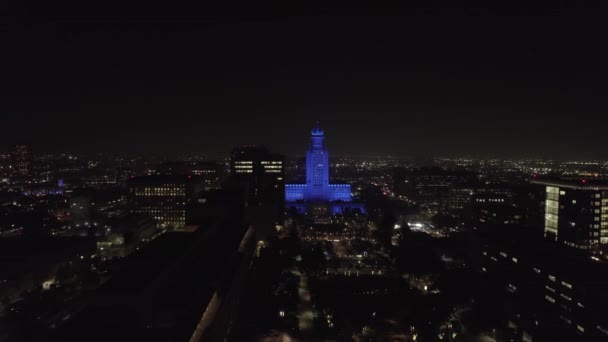 Vista Aérea Nocturna Volando Hacia Ayuntamiento Los Ángeles Iluminada Con — Vídeos de Stock