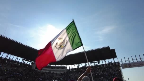 Mexikanische Fans Jubeln Auf Dem Podium Von Sergio Checo Perez — Stockvideo