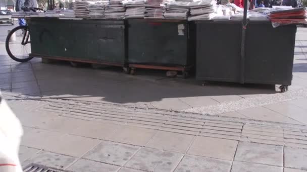 Gente Lleva Bolsas Compras Pasar Por Puesto Periódicos — Vídeo de stock