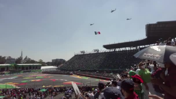 メキシコ国旗を掲揚するF1 Gpグランプリのグランドスタンド フォロ ソル講堂を飛行中のヘリコプター3機 — ストック動画