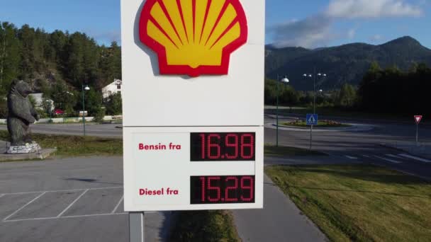 ノルウェーのシェルガソリンスタンド 価格情報と会社のロゴと看板の空中上昇を閉じます — ストック動画