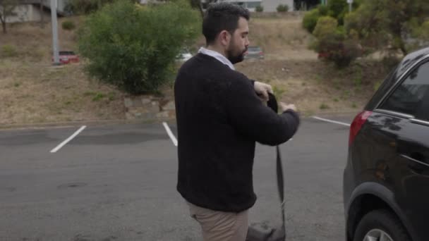 Employé Bureau Masculin Récupère Son Sac Arrière Voiture Place Par — Video