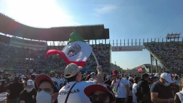 Мексиканский Болельщик Празднует Победу Подиуме Серджио Чеко Переса Размахивающего Флагом — стоковое видео