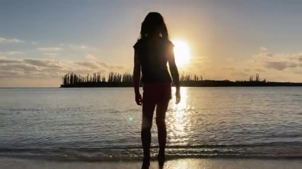 Rapariga Entra Águas Rasas Praia Ilha Pines Silhueta Durante Pôr — Vídeo de Stock