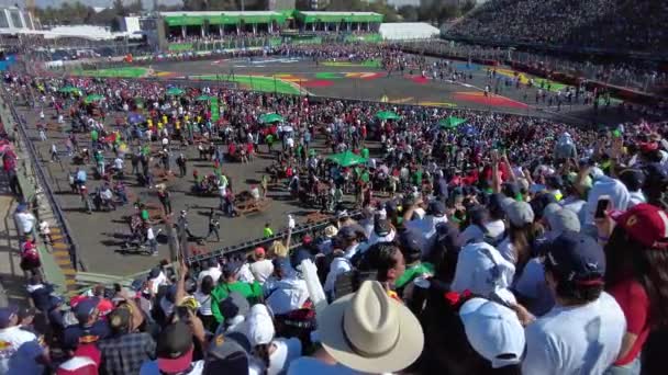 Ludzie Biegnący Tor Podium Podczas Grand Prix Mexico City — Wideo stockowe