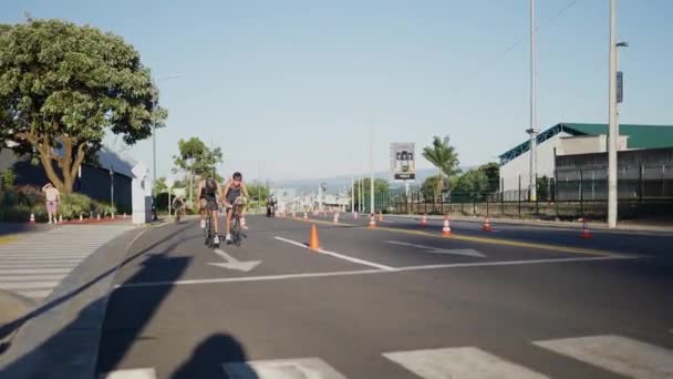 Twee Concurrerende Fietsers Uniform Met Helm Fietsbril Concurreren Asfalt — Stockvideo