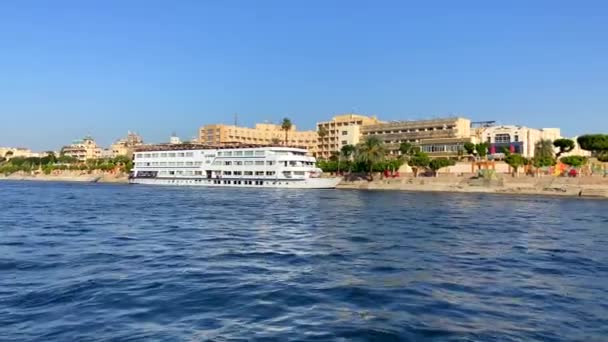 Crucero Por Río Nilo Egipto Estacionado Puerto Del Hotel Día — Vídeos de Stock