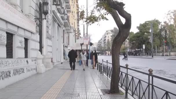 Homme Courant Dans Les Rues Athènes Grèce — Video