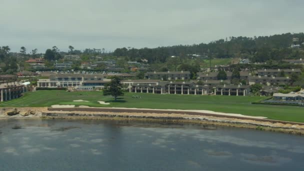 Drone Sobre Buraco Clubhouse Oceano Campo Golfe Pebble Beach Esquerda — Vídeo de Stock