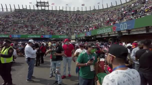 メキシコのファンは メキシコ市のレーストラックでF1 Gpグランプリで旗を掲げて応援するセルジオ チェコ ペレスを応援しています — ストック動画