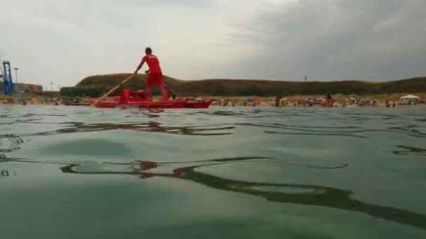 Rode Italiaanse Badmeester Klaar Voor Eerste Hulp Noodsituatie Staan Roeien — Stockvideo
