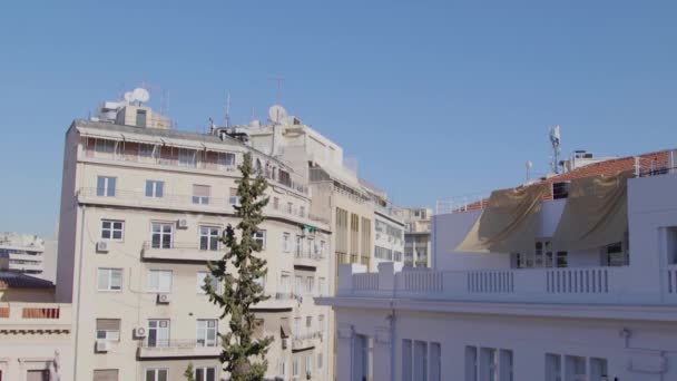Ψηλά Κτίρια Στο Κέντρο Της Αθήνας Ένα Ηλιόλουστο Πρωινό — Αρχείο Βίντεο