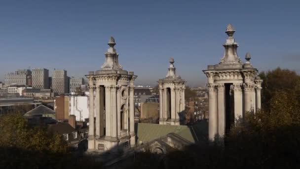 ウェストミンスターのセント ジョンのスミス スクエア タワーズの屋上からの眺め スローズームイン 2021年11月 — ストック動画