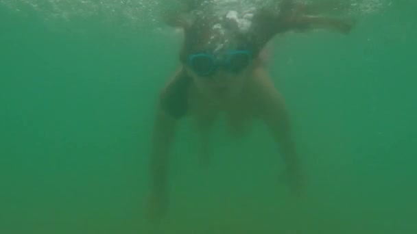 Чарівна Дівчинка Рудим Волоссям Плаває Під Водою Вітаючись Рукою Блакитними — стокове відео