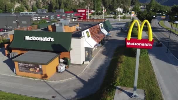 Mcdonalds Restaurang Och Vägskylt Eftermiddag Solnedgång Långsamt Sidled Flyttar Antenn — Stockvideo