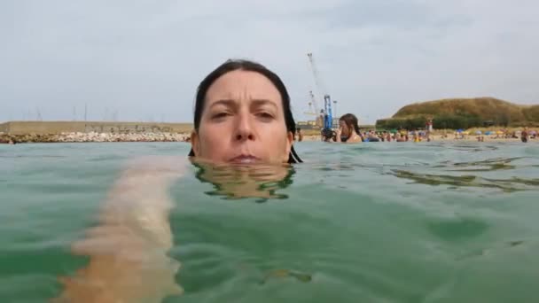 Deniz Suyunda Yüzerken Selfie Çeken Genç Beyaz Kadın Portresi Arka — Stok video