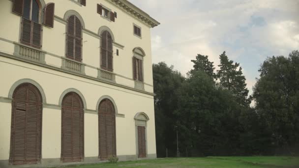 Vue Une Ancienne Villa Avec Une Façade Jaune Des Fenêtres — Video