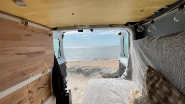 Статический Вид Изнутри Меблированного Фургона Великолепной Морской Панорамы Франция — стоковое видео