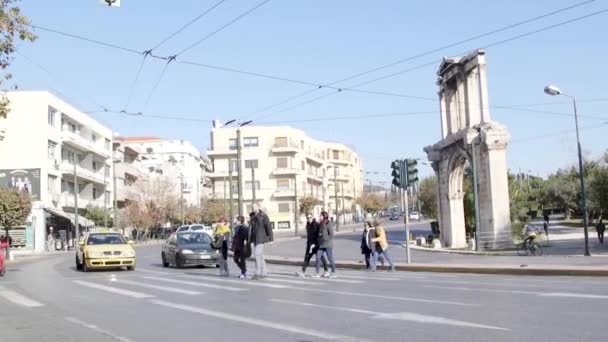 Människor Korsar Gatan Centrum Aten Grekland Ruiner Sidan — Stockvideo