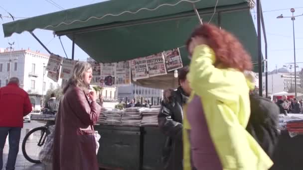 Frau Blickt Fasziniert Vor Einem Zeitungsstand Zentrum Von Athen Griechenland — Stockvideo