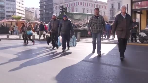 Orang Orang Berbelanja Dan Menyeberang Jalan Athena Yunani — Stok Video
