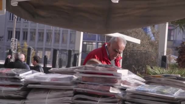 希腊雅典市中心的一个报摊旁走着一个人 — 图库视频影像