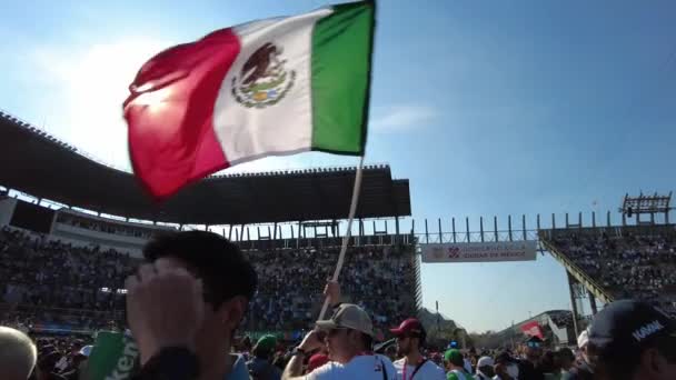 在墨西哥城举行的F1大奖赛上 墨西哥球迷拿着一面墨西哥国旗庆祝塞尔吉奥 佩雷斯的颁奖台 — 图库视频影像