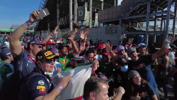 Eine Gruppe Mexikanischer Fans Feiert Das Podium Von Sergio Checo — Stockvideo