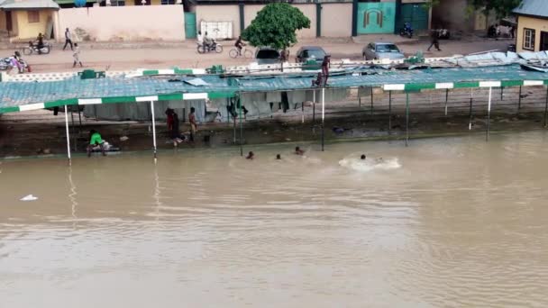 Crianças Brincando Água Rio Pulando Lançando Salpicando Divertindo — Vídeo de Stock