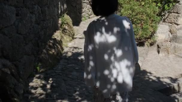 Taustakuva Tunnistamattomasta Naisesta Kävelemässä Monsanton Historiallisen Keskustan Kujalla Portugalissa Kämmentietokone — kuvapankkivideo
