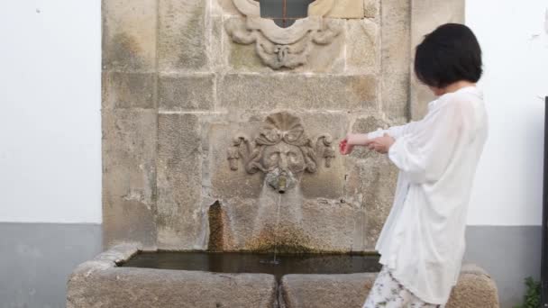 Donna Irriconoscibile Lava Mani Nell Antica Fontana Del Villaggio Monsanto — Video Stock