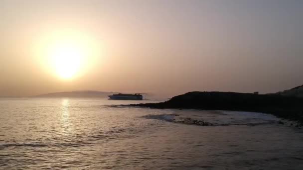 テネリフェ島の日没時に港を出発する輸送船の静的なドローンショット — ストック動画