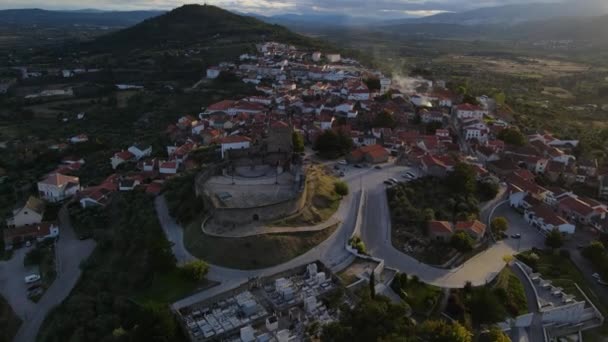 Drone Voa Seguida Inclina Sobre Castelo Belmonte Aldeia Circundante Com — Vídeo de Stock