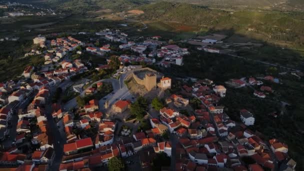 Dron Empuja Hacia Bandera Parte Superior Del Castillo Belmonte — Vídeos de Stock