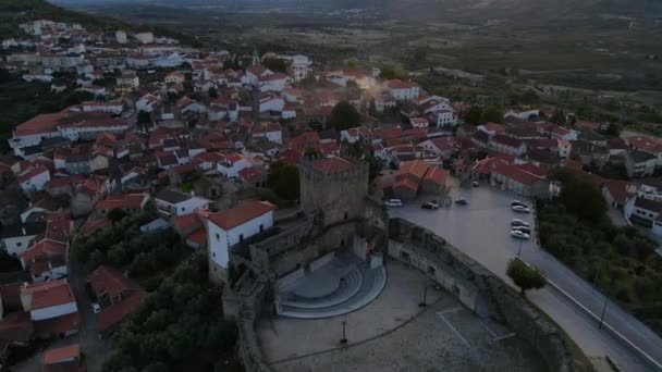Drone Retira Torre Castelo Belmonte Durante Última Luz Pôr Sol — Vídeo de Stock