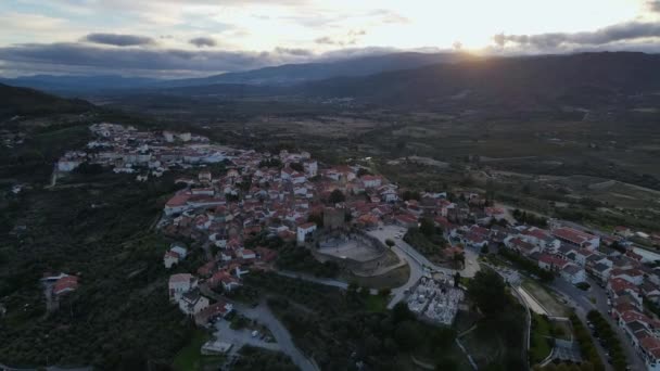 Drone Vole Devant Tour Château Belmont Dessus Des Toits Ville — Video