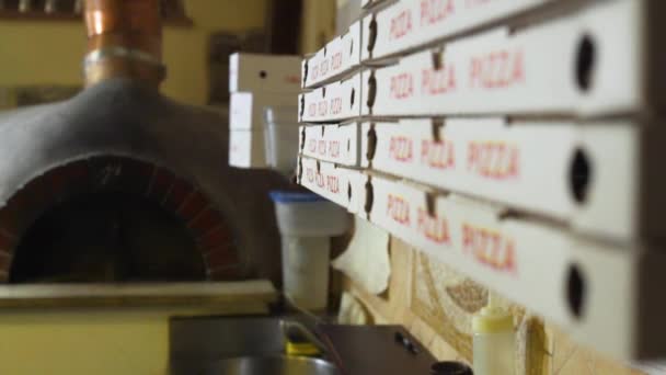Bastidor Enfocado Desde Cajas Pizza Apiladas Hasta Horno Dentro Una — Vídeos de Stock