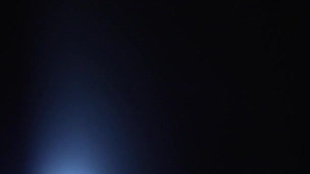 Langsames Mysteriöses Blaues Anamorphes Licht Auf Schwarzem Hintergrund — Stockvideo