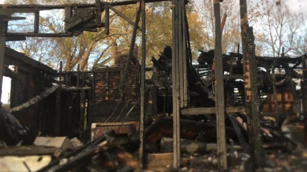 Escombros Chimenea Ladrillo Una Casa Carbonizada Destruida Por Fuego Cielo — Vídeos de Stock