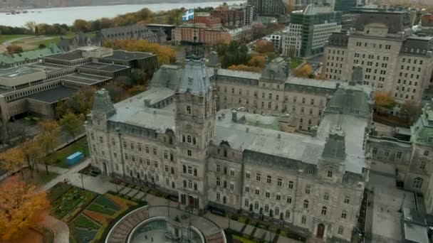 Luftaufnahme Des Parlamentsgebäudes Von Quebec Kanada Mit Quebecs Flagge Die — Stockvideo