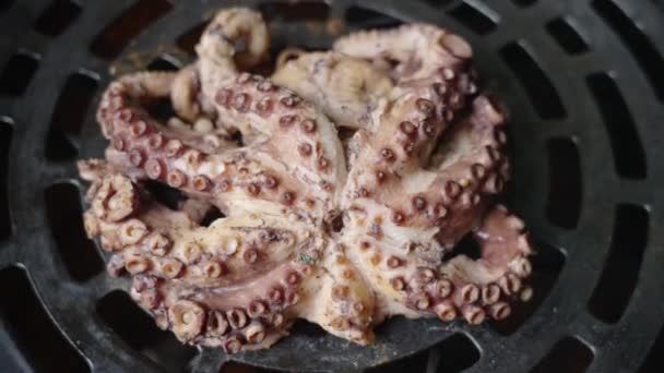 Restoran Gurme Deniz Ürünleri Yemeği Hazırlama Cızırdayan Sıcak Izgarada Yanan — Stok video